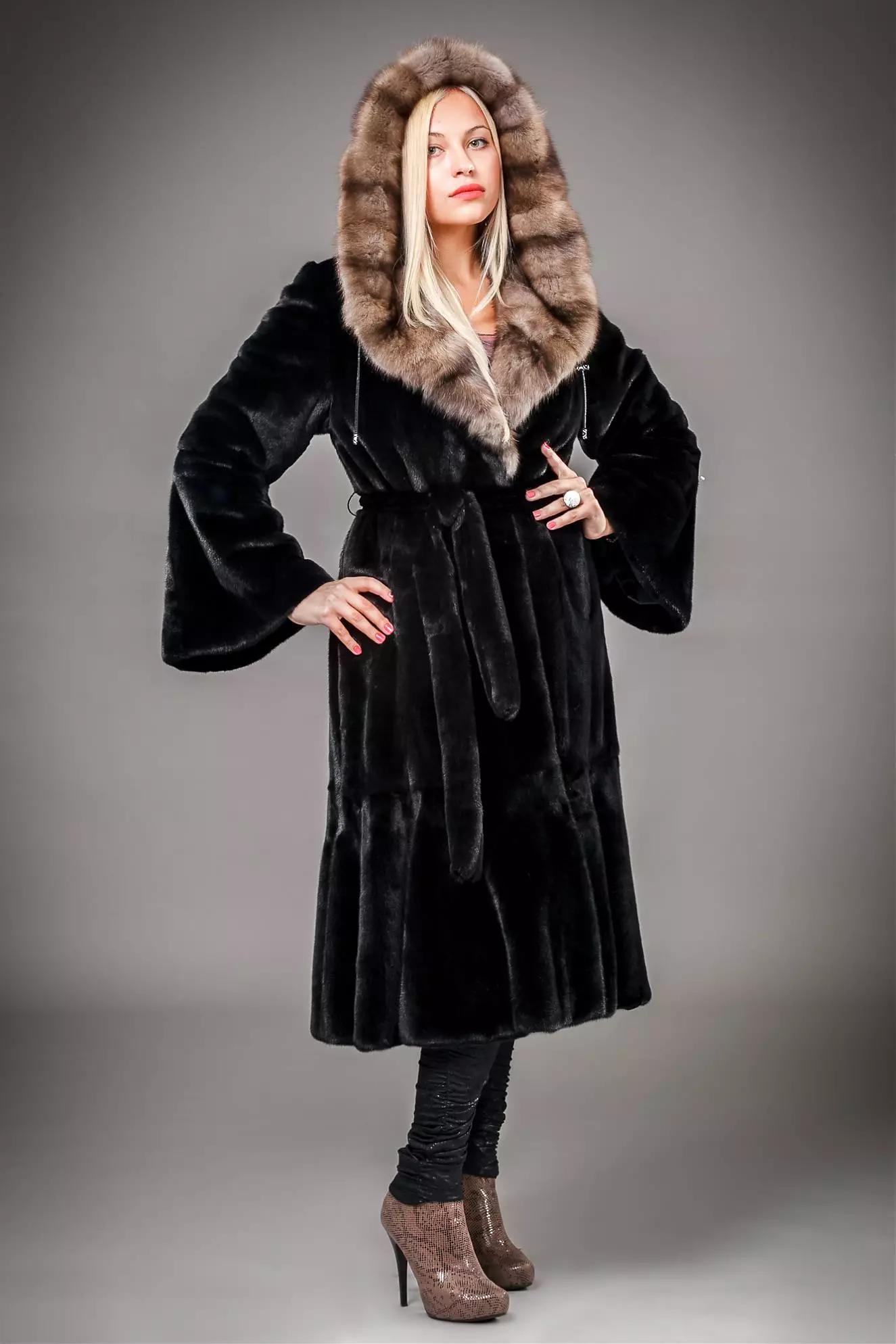 Mink Fur Coat med Sableness (56 bilder): Med en Sable Collar, Mink Fur Coat med en Sobular Finish, Light 14410_44