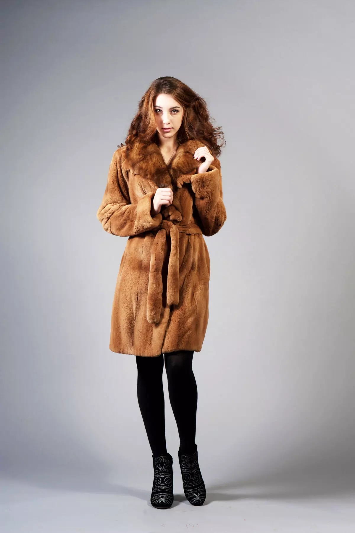 Mink Fur Coat med Sableness (56 bilder): Med en Sable Collar, Mink Fur Coat med en Sobular Finish, Light 14410_51