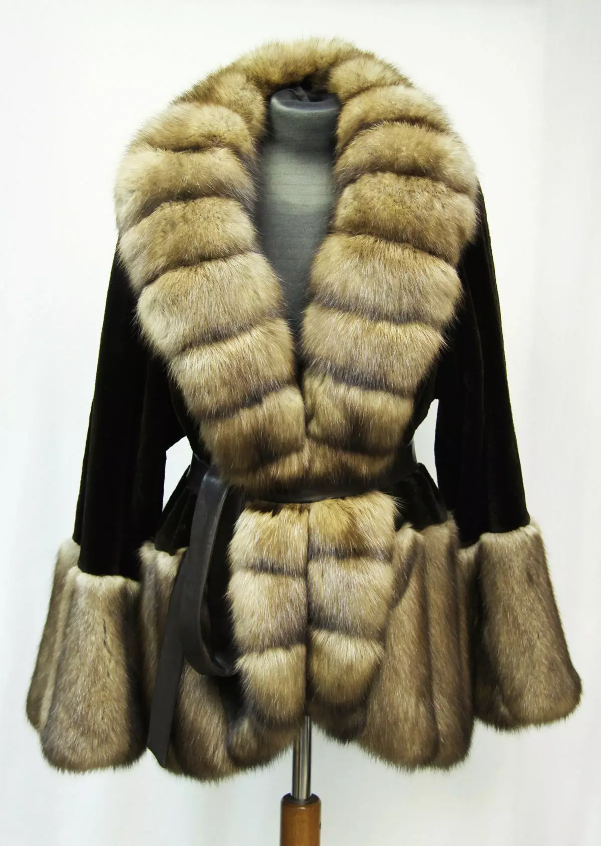 Mink Fur Coat med Sableness (56 bilder): Med en Sable Collar, Mink Fur Coat med en Sobular Finish, Light 14410_54