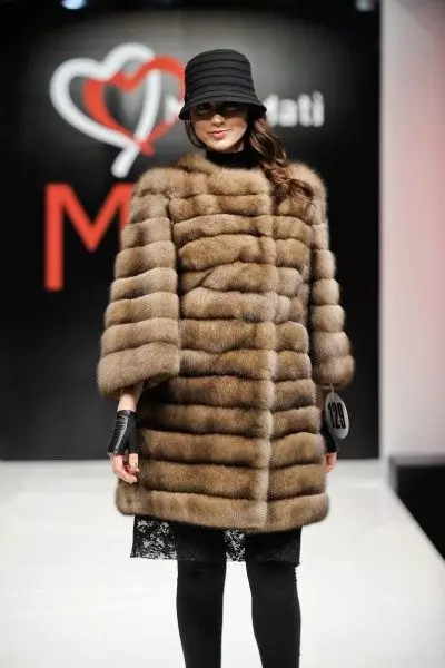 Mink Coat (71 புகைப்படங்கள்) நோக்கி தலைகீழாக: என்ன ஸ்கார்ஃப் ஒரு ஃபர் கோட் தலை மீது அணிந்து 14415_55