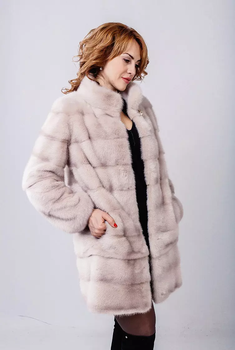 Light Mink Fur Coat (55 φωτογραφίες): Ανοιχτό καφέ Mink γούνα παλτό, ελαφρά χρώματα καρυδιών, σχόλια 14419_23