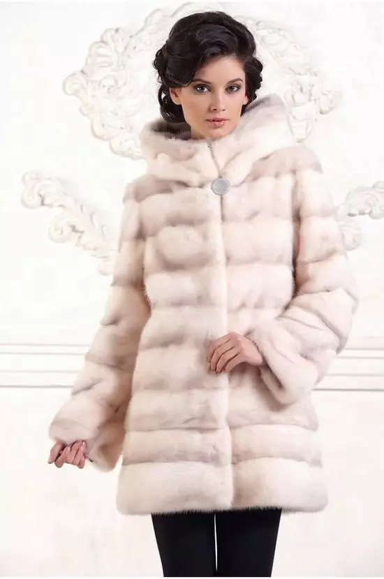 Light Mink Fur Coat (55 φωτογραφίες): Ανοιχτό καφέ Mink γούνα παλτό, ελαφρά χρώματα καρυδιών, σχόλια 14419_27