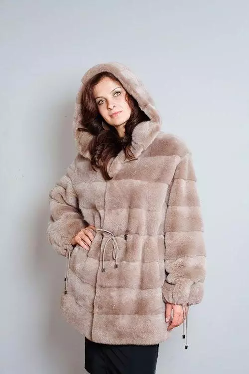 Light Mink Fur Coat (55 φωτογραφίες): Ανοιχτό καφέ Mink γούνα παλτό, ελαφρά χρώματα καρυδιών, σχόλια 14419_28