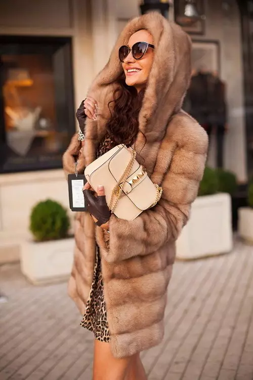 Light mink fur coat (55 mga larawan): light brown mink fur coat, light walnut colors, reviews 14419_4