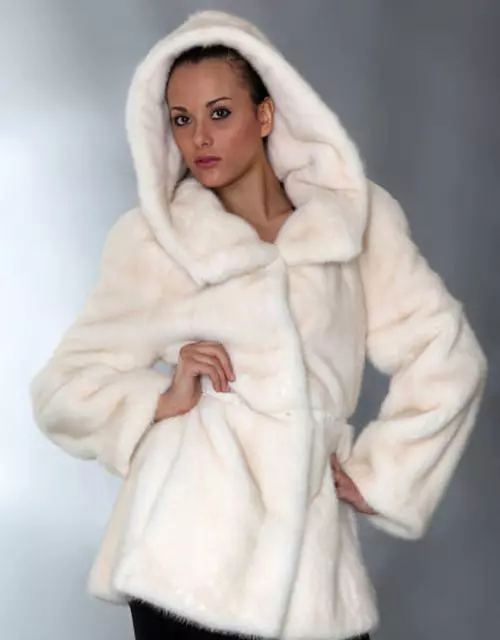 Light mink fur coat (55 mga larawan): light brown mink fur coat, light walnut colors, reviews 14419_5