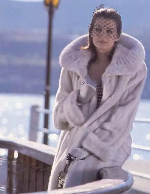 Light Mink Fur Coat (55 φωτογραφίες): Ανοιχτό καφέ Mink γούνα παλτό, ελαφρά χρώματα καρυδιών, σχόλια 14419_53