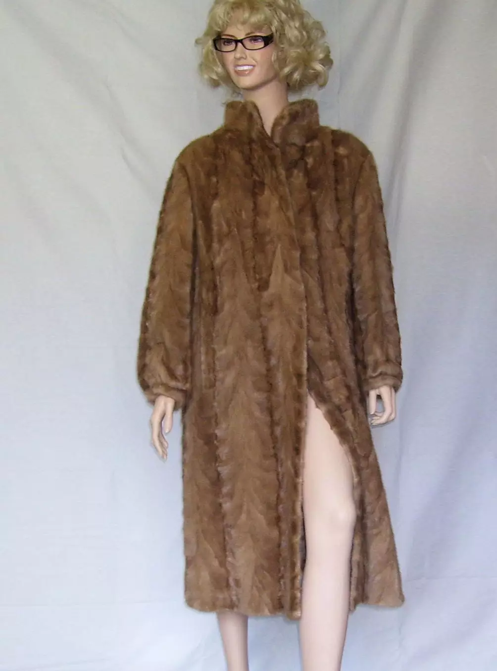 Fur coat mula sa mink pieces (70 mga larawan): Mga Review tungkol sa mink coat pieces habang nagkakahalaga ito 14423_10