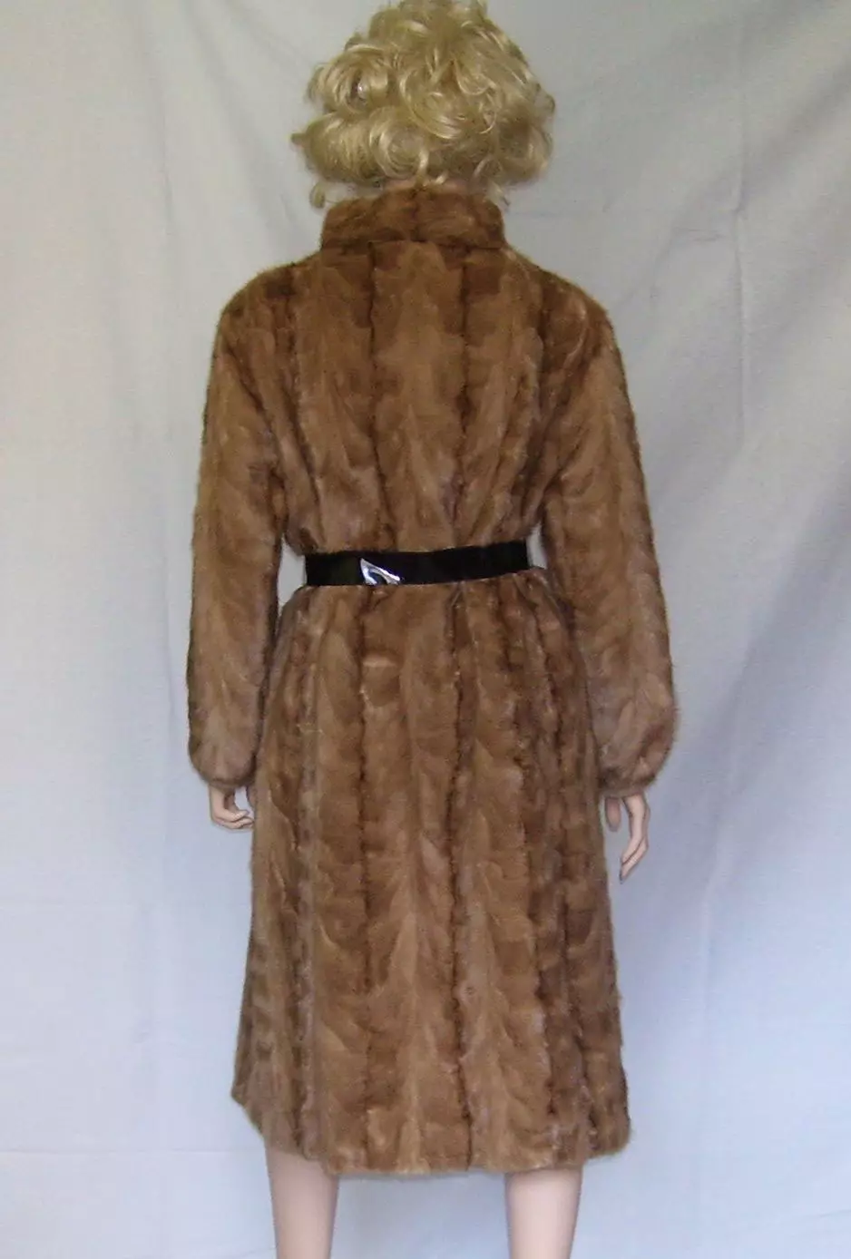 Fur coat mula sa mink pieces (70 mga larawan): Mga Review tungkol sa mink coat pieces habang nagkakahalaga ito 14423_11