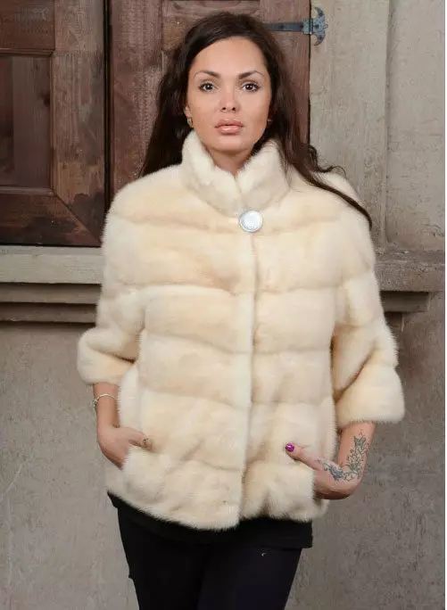 ミンクの毛皮のコート（89写真）：ホワイトミンクの毛皮のコート、黒、グラファイトの色、光のための毛皮のコート、ベルト、短い、青 14424_13