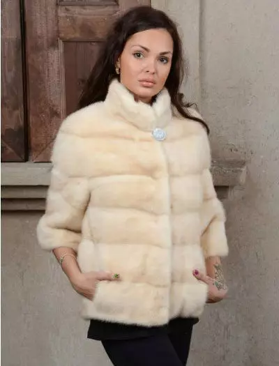 ミンクの毛皮のコート（89写真）：ホワイトミンクの毛皮のコート、黒、グラファイトの色、光のための毛皮のコート、ベルト、短い、青 14424_15