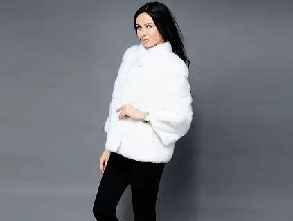 Áo khoác lông chồn (89 ảnh): Áo lông chồn trắng, màu đen, màu than chì, áo khoác lông nhẹ cho tự động, có thắt lưng, ngắn, xanh 14424_22