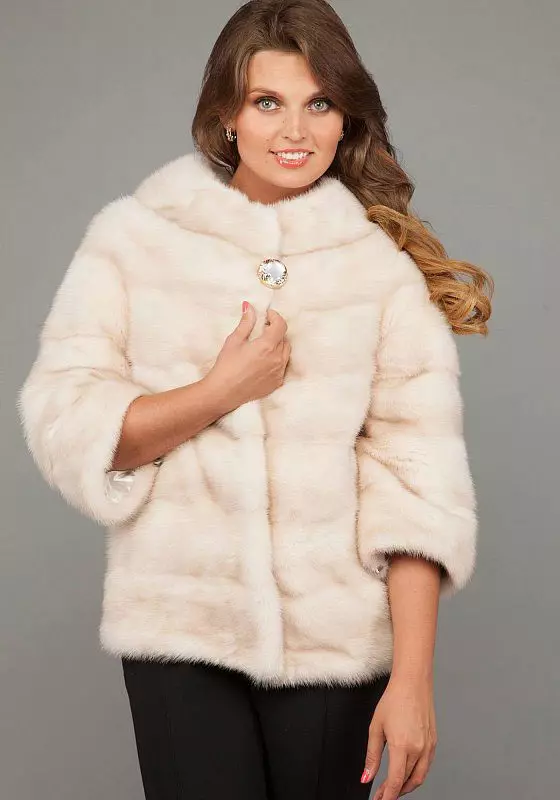 ミンクの毛皮のコート（89写真）：ホワイトミンクの毛皮のコート、黒、グラファイトの色、光のための毛皮のコート、ベルト、短い、青 14424_23