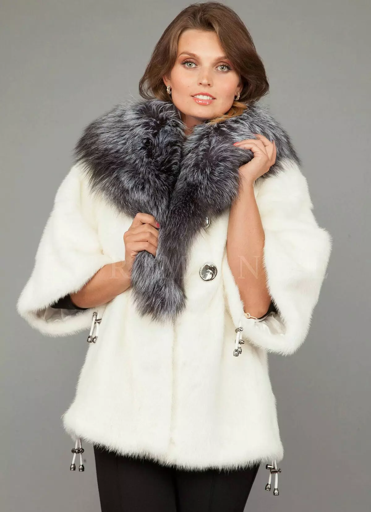 ミンクの毛皮のコート（89写真）：ホワイトミンクの毛皮のコート、黒、グラファイトの色、光のための毛皮のコート、ベルト、短い、青 14424_25