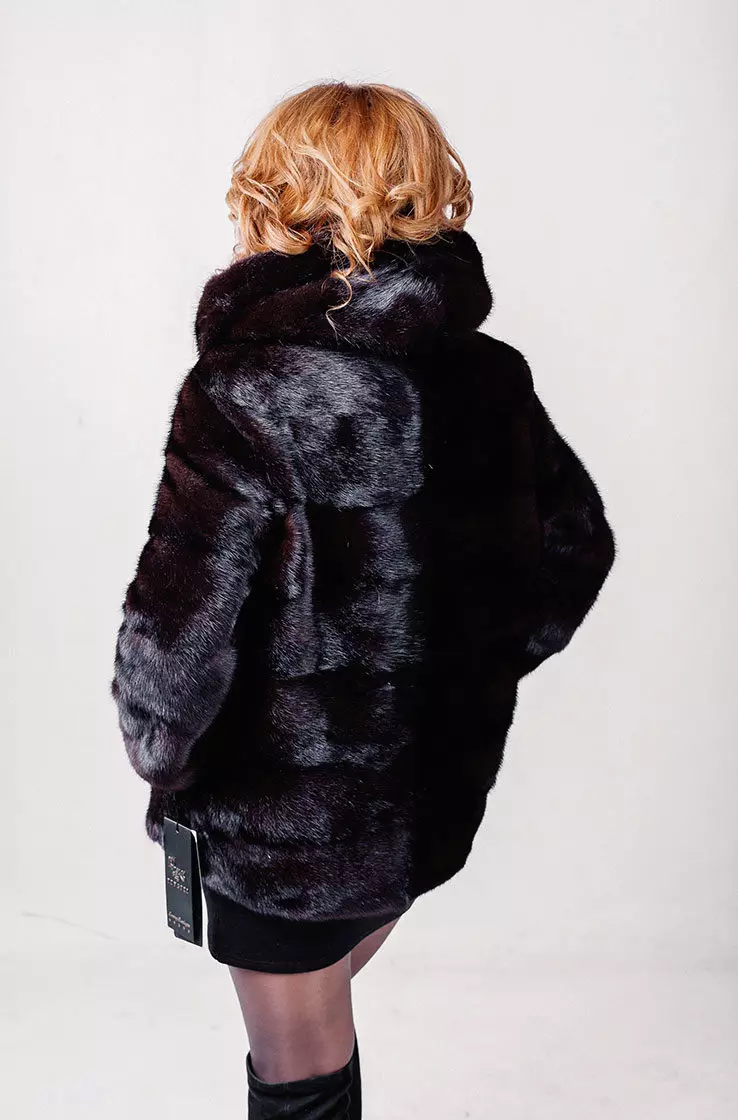Manteau de fourrure de vison (89 photos): manteau de fourrure de vison blanc, noir, couleur graphite, manteau de fourrure légère pour Autoede, avec ceinture, courte, bleu 14424_27