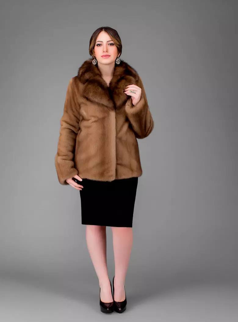 ミンクの毛皮のコート（89写真）：ホワイトミンクの毛皮のコート、黒、グラファイトの色、光のための毛皮のコート、ベルト、短い、青 14424_28