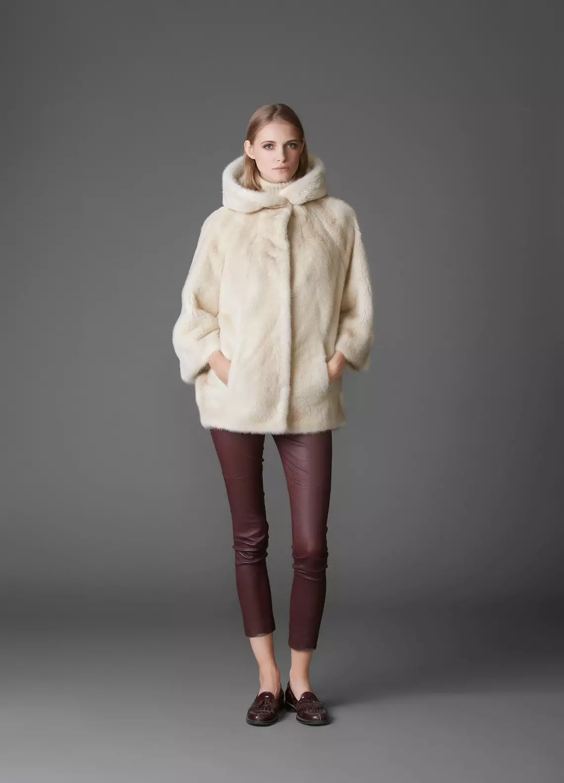 ミンクの毛皮のコート（89写真）：ホワイトミンクの毛皮のコート、黒、グラファイトの色、光のための毛皮のコート、ベルト、短い、青 14424_36