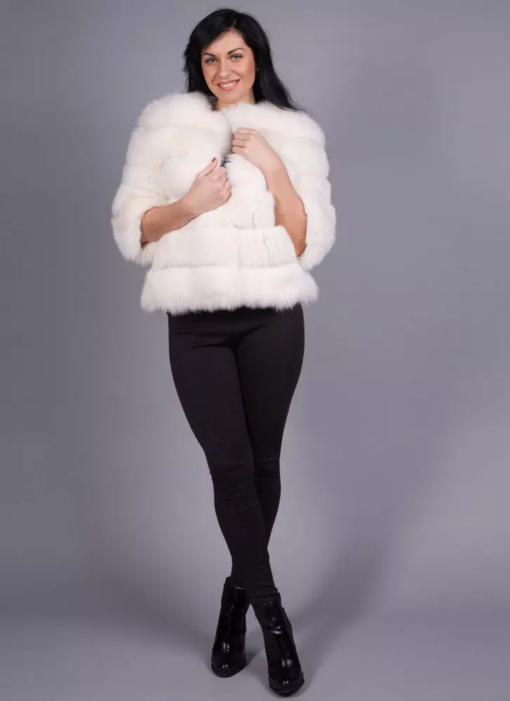 Áo khoác lông chồn (89 ảnh): Áo lông chồn trắng, màu đen, màu than chì, áo khoác lông nhẹ cho tự động, có thắt lưng, ngắn, xanh 14424_44