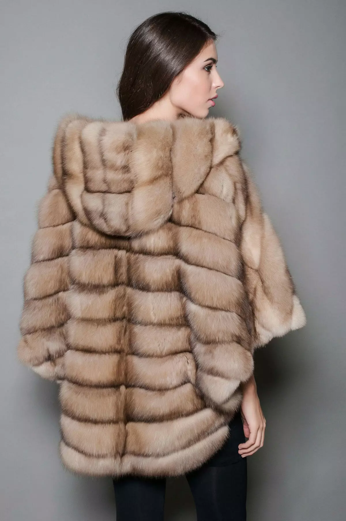 Manteau de fourrure de vison (89 photos): manteau de fourrure de vison blanc, noir, couleur graphite, manteau de fourrure légère pour Autoede, avec ceinture, courte, bleu 14424_54