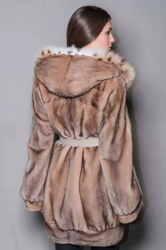 Manteau de fourrure de vison (89 photos): manteau de fourrure de vison blanc, noir, couleur graphite, manteau de fourrure légère pour Autoede, avec ceinture, courte, bleu 14424_56