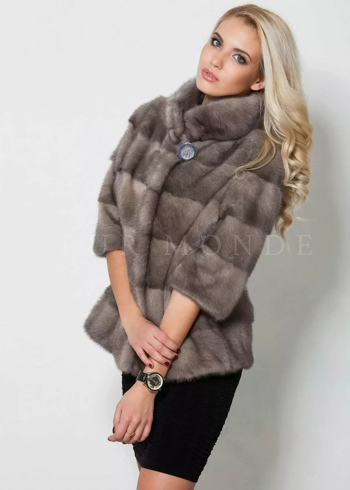 ミンクの毛皮のコート（89写真）：ホワイトミンクの毛皮のコート、黒、グラファイトの色、光のための毛皮のコート、ベルト、短い、青 14424_71