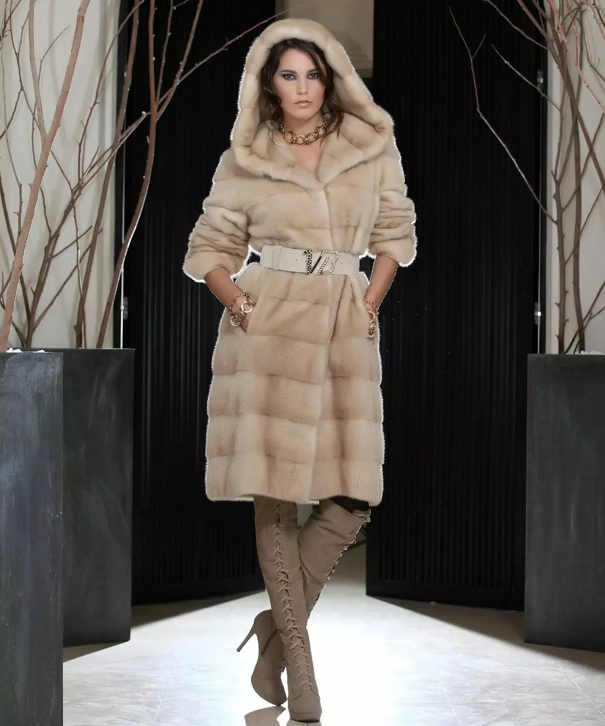 Итальяндық Mink Coats (65 сурет): модельдер, модельдер, жабдықталған Mink Fur Catats Италия 14426_11