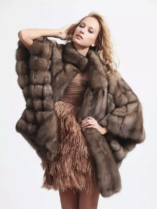 Итальяндық Mink Coats (65 сурет): модельдер, модельдер, жабдықталған Mink Fur Catats Италия 14426_24