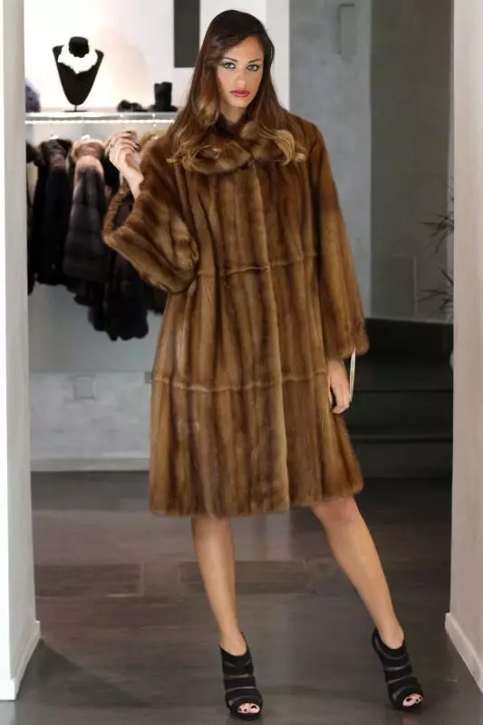 Ιταλικά παλτά (65 φωτογραφίες): μοντέλα, εντοιχισμένα παλτά γούνα ιταλία 14426_52