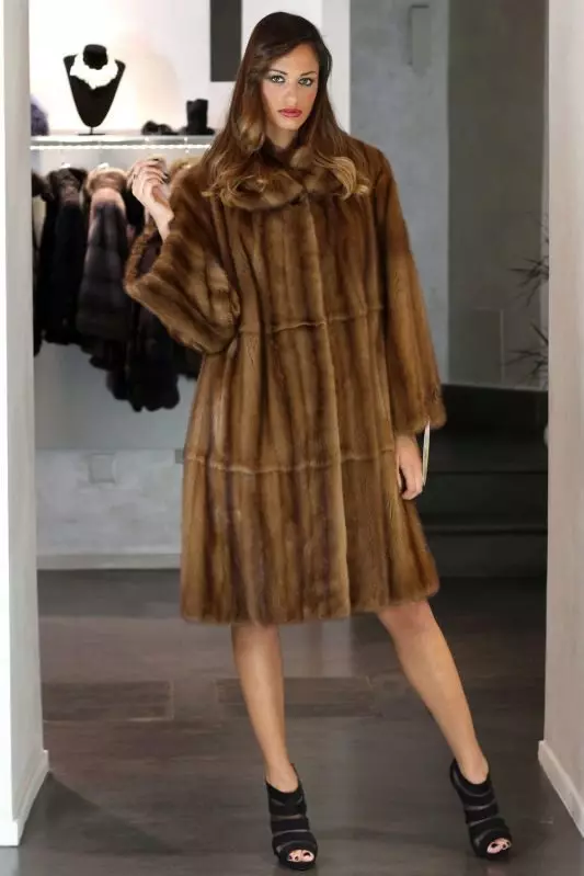 Итальяндық Mink Coats (65 сурет): модельдер, модельдер, жабдықталған Mink Fur Catats Италия 14426_52