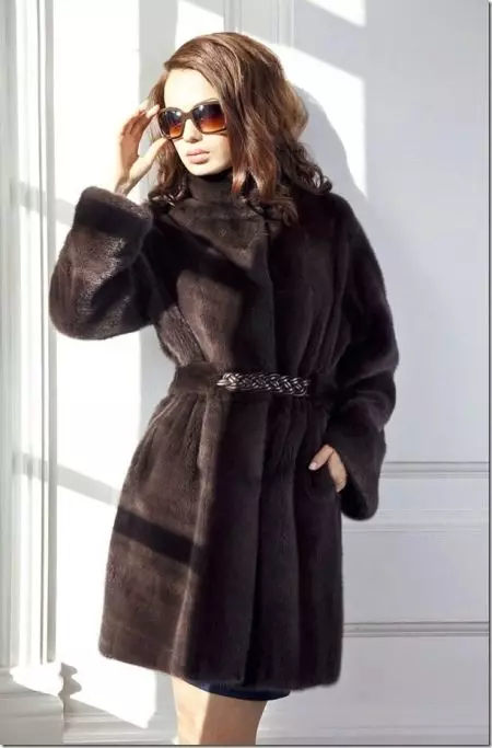 Итальяндық Mink Coats (65 сурет): модельдер, модельдер, жабдықталған Mink Fur Catats Италия 14426_59