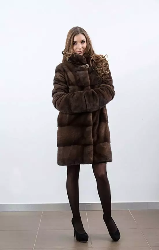 Com triar un abric de visó (131 fotos): consells per triar coats de visó d'alta qualitat, regles en comprar una capa de pell 14428_113
