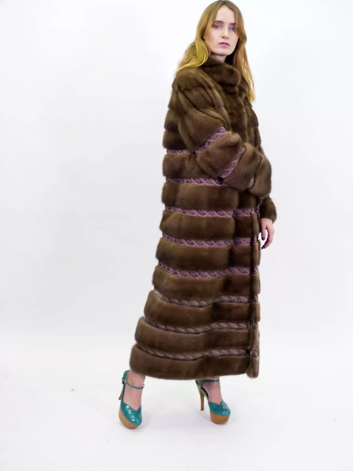 Como elixir un abrigo de visón (131 fotos): consellos para escoller abrigo de visón de alta calidade, regras ao comprar un abrigo de pel 14428_125