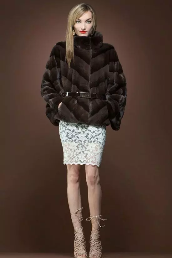 Com triar un abric de visó (131 fotos): consells per triar coats de visó d'alta qualitat, regles en comprar una capa de pell 14428_40