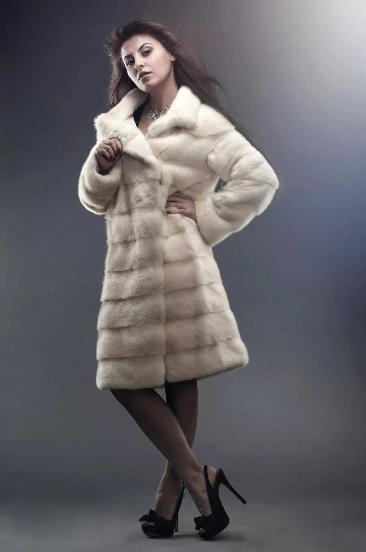 Models of mink coats (83 photos): Sticks of mink fur coats, bat, Fashionable models 2021, Sleeve 3/4, Shuba-shirt, butterfly 14431_47