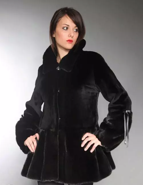 Кратки капут од минк-а (97 фотографија): Шта да носим, ​​светли капут од минк-а, колико је црне, са појасом, сивом, смеђом, плавом бојом 14437_19