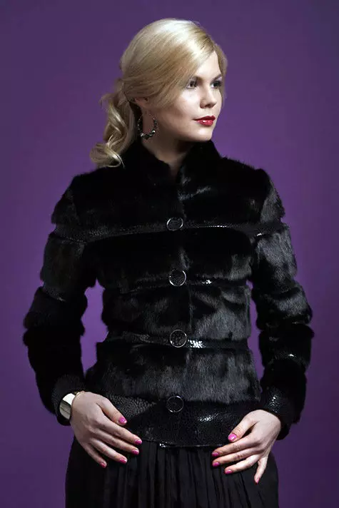 लघु मिंक फर कोट (9 7 फोटो): क्या पहनने के लिए, उज्ज्वल मिंक फर कोट, एक बेल्ट, ग्रे, भूरा, नीले रंग के साथ कितना काला है 14437_53