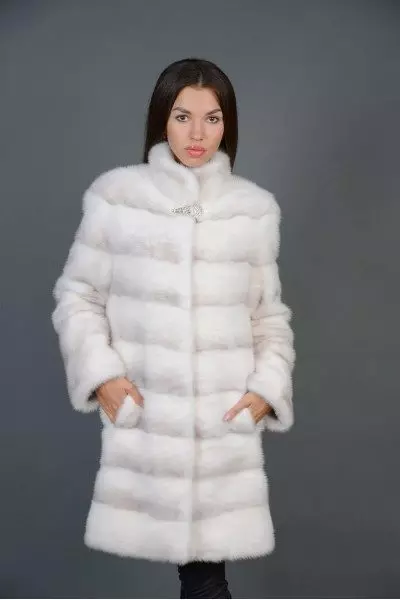 Սպիտակ Mink Fur Coat (101 լուսանկար). Բելառուսական մորթուց բաճկոններ ջրասույզից, ակնարկներից, կարճ մոդելներից, սեւից եւ սպիտակներով, տրոհում, որքան է մորթյա վերարկու 14438_10