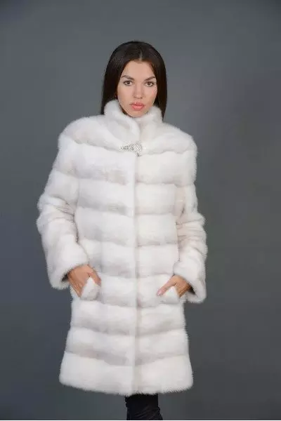 Chena mink futi jasi (101 photos): Belarussian fur majasi anobva mink, ongororo, mitezo mapfupi, dema uye chena, yakawanda sei coat 14438_10