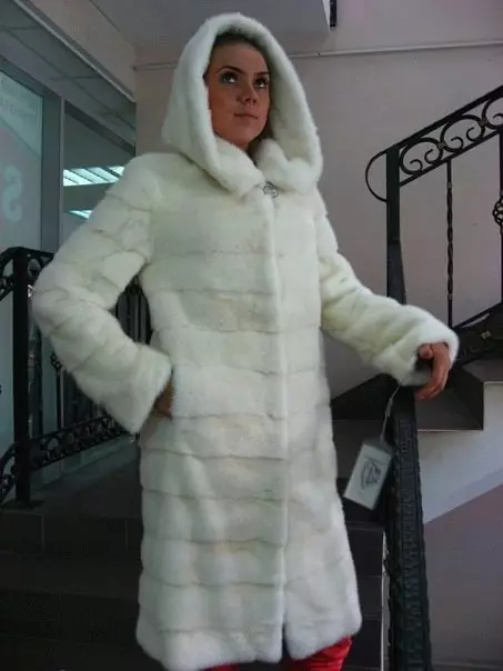 White Mink Fur Coat (101 φωτογραφίες): Belarusian Fur Coats από Mink, κριτικές, μικρά μοντέλα, μαύρο και άσπρο, με το Trot, πόσο είναι το παλτό γούνας 14438_11