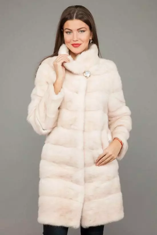 White Mink Fur Coat (101 φωτογραφίες): Belarusian Fur Coats από Mink, κριτικές, μικρά μοντέλα, μαύρο και άσπρο, με το Trot, πόσο είναι το παλτό γούνας 14438_14