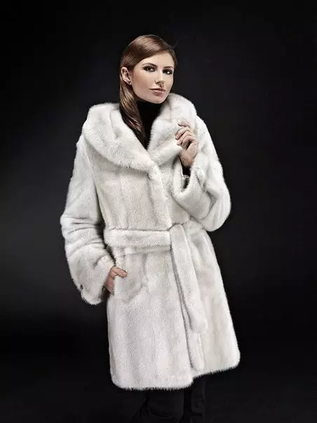 Սպիտակ Mink Fur Coat (101 լուսանկար). Բելառուսական մորթուց բաճկոններ ջրասույզից, ակնարկներից, կարճ մոդելներից, սեւից եւ սպիտակներով, տրոհում, որքան է մորթյա վերարկու 14438_18