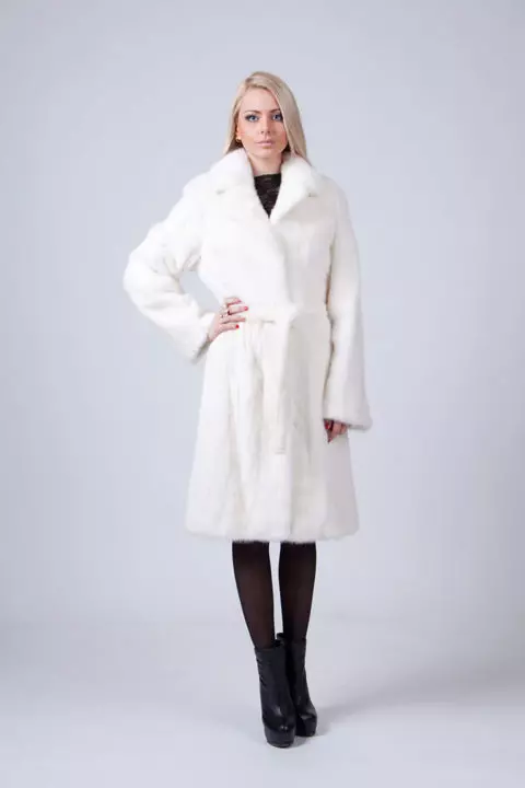 Սպիտակ Mink Fur Coat (101 լուսանկար). Բելառուսական մորթուց բաճկոններ ջրասույզից, ակնարկներից, կարճ մոդելներից, սեւից եւ սպիտակներով, տրոհում, որքան է մորթյա վերարկու 14438_19