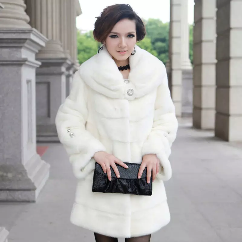 White Mink Fur Coat (101 φωτογραφίες): Belarusian Fur Coats από Mink, κριτικές, μικρά μοντέλα, μαύρο και άσπρο, με το Trot, πόσο είναι το παλτό γούνας 14438_2