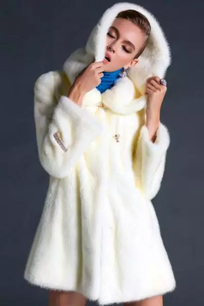 Սպիտակ Mink Fur Coat (101 լուսանկար). Բելառուսական մորթուց բաճկոններ ջրասույզից, ակնարկներից, կարճ մոդելներից, սեւից եւ սպիտակներով, տրոհում, որքան է մորթյա վերարկու 14438_21