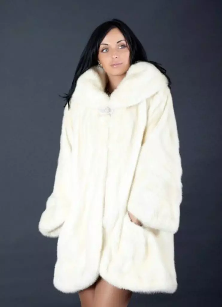 Սպիտակ Mink Fur Coat (101 լուսանկար). Բելառուսական մորթուց բաճկոններ ջրասույզից, ակնարկներից, կարճ մոդելներից, սեւից եւ սպիտակներով, տրոհում, որքան է մորթյա վերարկու 14438_23