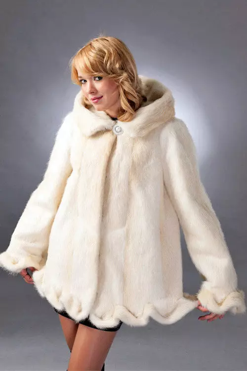 Սպիտակ Mink Fur Coat (101 լուսանկար). Բելառուսական մորթուց բաճկոններ ջրասույզից, ակնարկներից, կարճ մոդելներից, սեւից եւ սպիտակներով, տրոհում, որքան է մորթյա վերարկու 14438_24