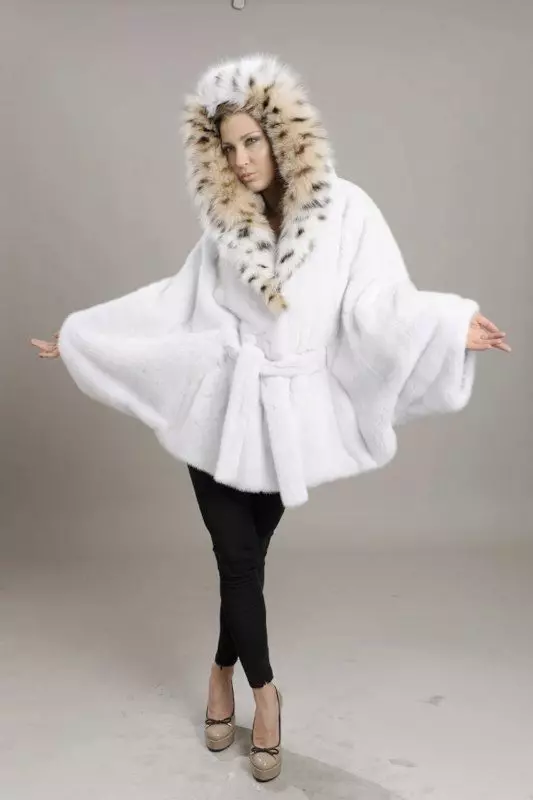 Սպիտակ Mink Fur Coat (101 լուսանկար). Բելառուսական մորթուց բաճկոններ ջրասույզից, ակնարկներից, կարճ մոդելներից, սեւից եւ սպիտակներով, տրոհում, որքան է մորթյա վերարկու 14438_25