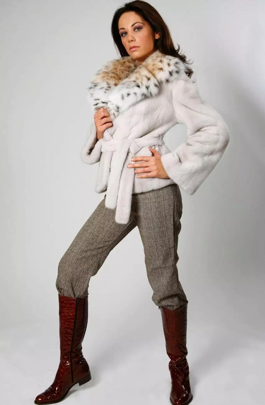 White Mink Fur Coat (101 φωτογραφίες): Belarusian Fur Coats από Mink, κριτικές, μικρά μοντέλα, μαύρο και άσπρο, με το Trot, πόσο είναι το παλτό γούνας 14438_26
