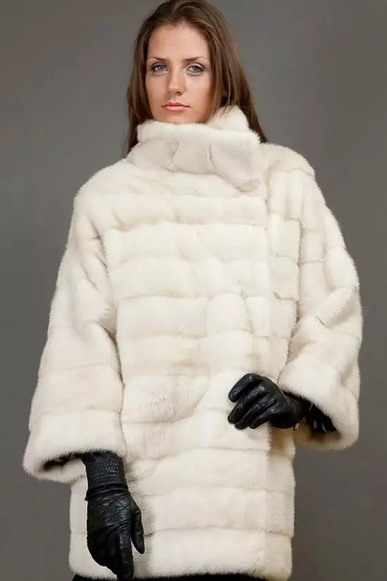 Սպիտակ Mink Fur Coat (101 լուսանկար). Բելառուսական մորթուց բաճկոններ ջրասույզից, ակնարկներից, կարճ մոդելներից, սեւից եւ սպիտակներով, տրոհում, որքան է մորթյա վերարկու 14438_3