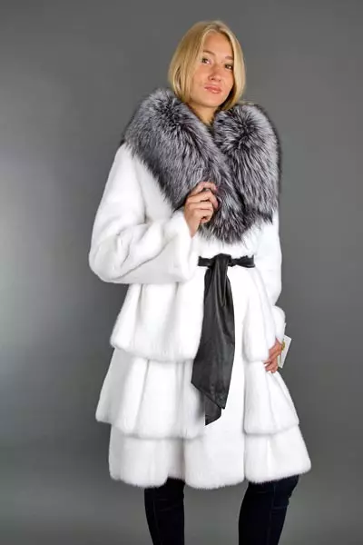 Սպիտակ Mink Fur Coat (101 լուսանկար). Բելառուսական մորթուց բաճկոններ ջրասույզից, ակնարկներից, կարճ մոդելներից, սեւից եւ սպիտակներով, տրոհում, որքան է մորթյա վերարկու 14438_31