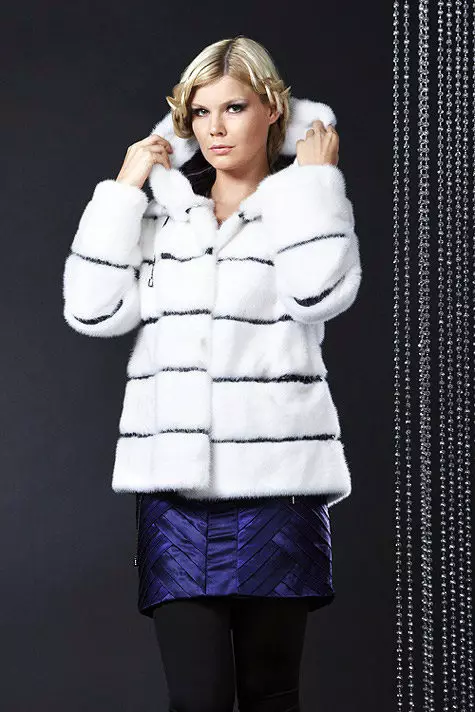 Սպիտակ Mink Fur Coat (101 լուսանկար). Բելառուսական մորթուց բաճկոններ ջրասույզից, ակնարկներից, կարճ մոդելներից, սեւից եւ սպիտակներով, տրոհում, որքան է մորթյա վերարկու 14438_34